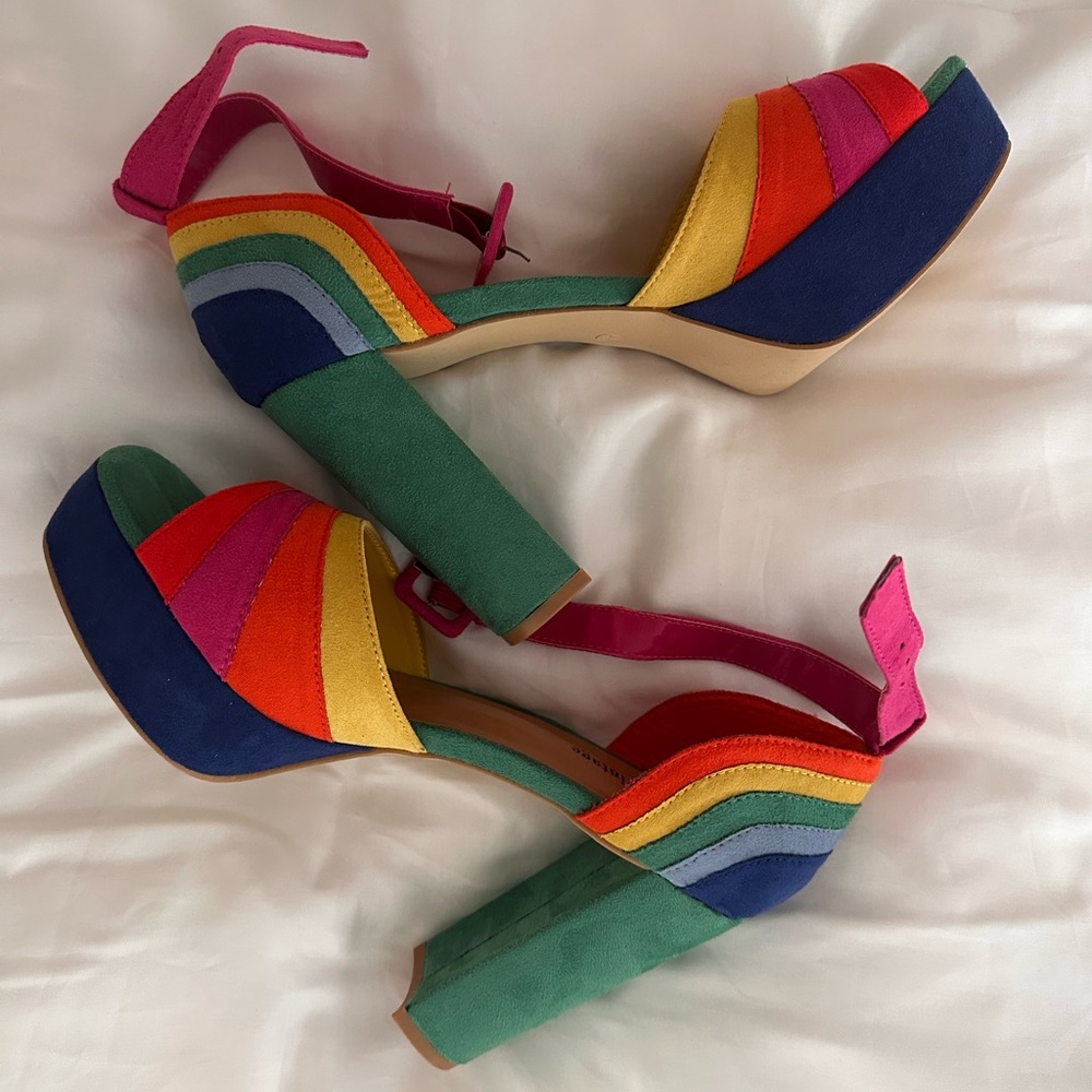 Brand NWT Unique Vintage heels 🌈